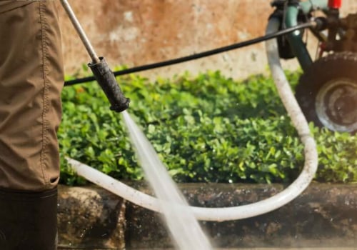 Are there any special considerations when using an adjustable spray pattern feature on a powerwasher?